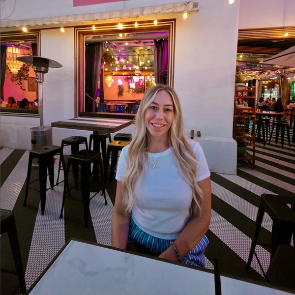 Meet your Posher, Valerie - Picture 1 of 8